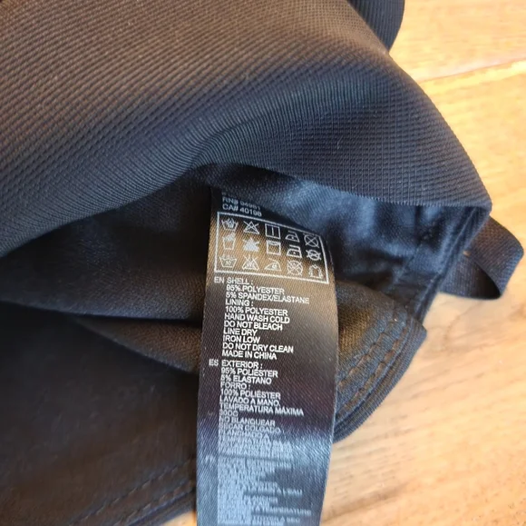 Chic Black Crop Top - Picture 4 of 4